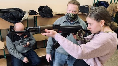 У Чернівцях проводять навчання з поведінки зі зброєю та домедичної допомоги У Чернівцях проводять навчання з поведінки зі зброєю та домедичної допомоги