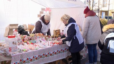 У Хмельницькому волонтери та небайдужі хмельничани збирали на ярмаркові кошти для хворої на СМА дівчинки. У Хмельницькому волонтери та небайдужі хмельничани збирали на ярмаркові кошти для хворої на СМА дівчинки.