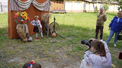 У Вінниці провели благодійну фотосесію у вишиванках У Вінниці провели благодійну фотосесію у вишиванках