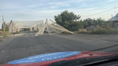 Вид з вікна автомобіля гуманітарної місії "Проліска" на антидронові сітки