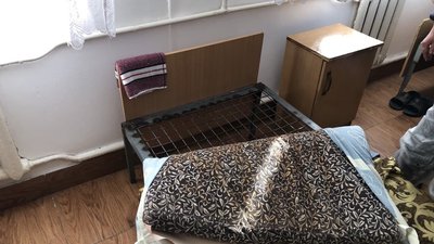 Деякі підопічні Зяньковецького психоневрологічного інтернату досі сплять на старих ліжках із панцерною сіткою. Фото: Офіс Уповноваженого ВРУ з прав людини.