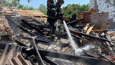 Рятувальники гасять пожежу у Петропавлівці після обстрілу 6 липня Рятувальники гасять пожежу у Петропавлівці після обстрілу 6 липня