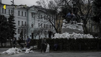 У Києві захищають пам’ятники від російських обстрілів У Києві захищають пам’ятники від російських обстрілів
