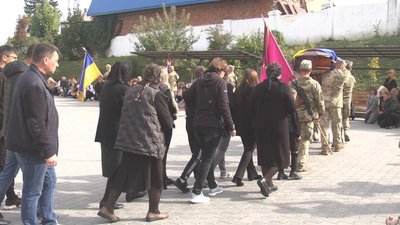 Труну із тілом Максима Дячука несуть до похоронного кортеджу, 4 жовтня 2023. Фото: Суспільне Хмельницький Труну із тілом Максима Дячука несуть до похоронного кортеджу, 4 жовтня 2023. Фото: Суспільне Хмельницький