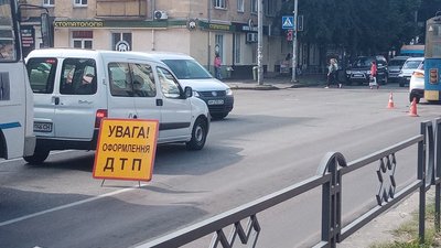 У Житомирі сталася ДТП – зіткнулися тролейбус та автомобіль У Житомирі сталася ДТП – зіткнулися тролейбус та автомобіль