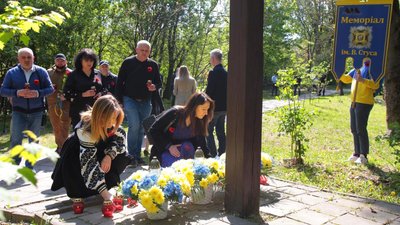 Львів'яни запалили лампадки та поклали квіти Львів'яни запалили лампадки та поклали квіти