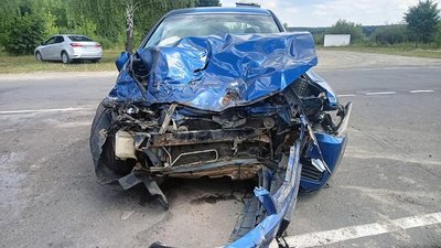 Автомобіль "Honda Accord" із пошкодженнями передньої частини після ДТП поблизу Нетішина