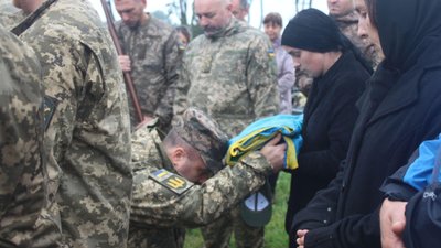 На Тернопільщині попрощалися з бійцем Богданом Жуком На Тернопільщині попрощалися з бійцем Богданом Жуком