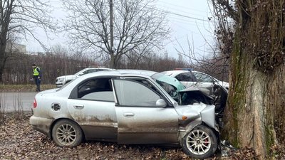 Автомобіль, який врізався в дерево у Старокостянтинові, Хмельниччина, 21 грудня 2025 року