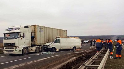 На Кіровоградщині мікроавтобус в’їхав у припарковану фуру, травмувався чоловік
