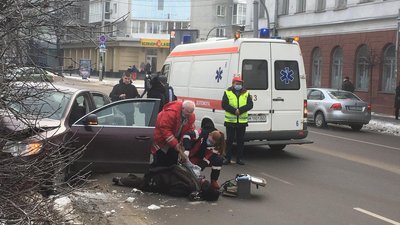 ДТП в центрі Житомира – водію стало зле за кермом і він в'їхав у дерево ДТП в центрі Житомира – водію стало зле за кермом і він в'їхав у дерево