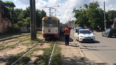В Одесі трамвай зійшов з рельсів та врізався в паркан В Одесі трамвай зійшов з рельсів та врізався в паркан