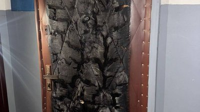 Підпалені двері