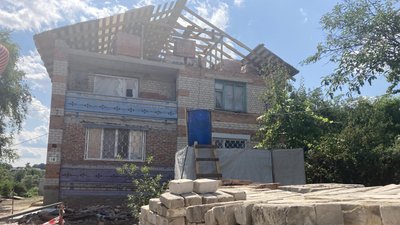 Відбудувати будинки, в яких живуть та куди будуть повертатися: як у Дергачах відновлюють домівки Відбудувати будинки, в яких живуть та куди будуть повертатися: як у Дергачах відновлюють домівки