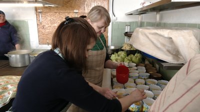 "Годуємо свою армію": як на Рівненщині печуть паски для бійців та переселенців
