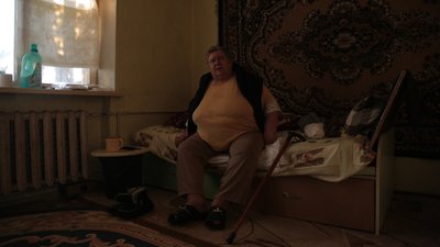 Прибирають у квартирах самотніх пенсіонерів. Як на Буковині діє проєкт "Допомога бабусі" Прибирають у квартирах самотніх пенсіонерів. Як на Буковині діє проєкт "Допомога бабусі"
