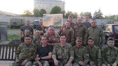 Володимир Юрченко разом із військовослужбовцями ЗСУ Володимир Юрченко разом із військовослужбовцями ЗСУ