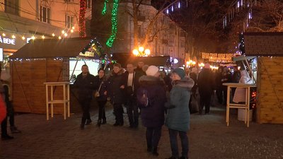 У Полтаві відкрили новорічну ялинку на театральній площі У Полтаві відкрили новорічну ялинку на театральній площі