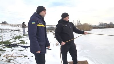 Начальник водолазно-рятувального відділення Андрій Левчук (ліворуч) Начальник водолазно-рятувального відділення Андрій Левчук (ліворуч)