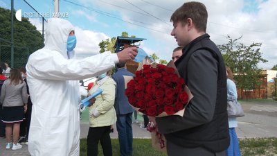 Маска "Випускник 2020": як минуло свято у школі під час карантину — репортаж Маска "Випускник 2020": як минуло свято у школі під час карантину — репортаж