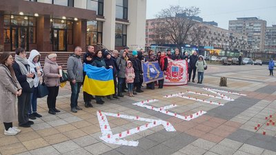Напис "ДЕТИ" на Театральній площі: у Черкасах згадали загиблих від бомбардувань у Маріуполі