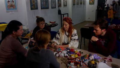 У Сумах організували майстер-клас із виготовлення ляльок-мотанок У Сумах організували майстер-клас із виготовлення ляльок-мотанок