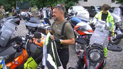 На годину заїхали до Луцька учасники п’ятого "Мотопробігу єдності" На годину заїхали до Луцька учасники п’ятого "Мотопробігу єдності"