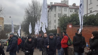 Працівники Рівненського льонокомбінату протестують у Львові Працівники Рівненського льонокомбінату протестують у Львові