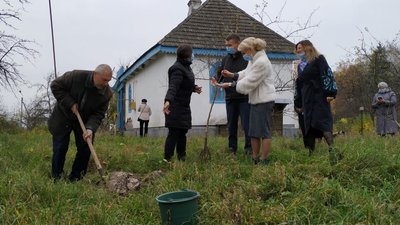 Шанувальник творчості Лесі Українки висадив у садибі письменниці на Волині нові груші