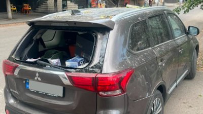 Понівечена обстрілом автівка ДБР