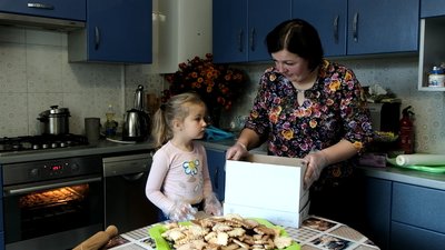 Ліплять та випікають: на Вінничичні діти готують печиво для українських захисників Ліплять та випікають: на Вінничичні діти готують печиво для українських захисників