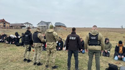 34 чоловіків в одному мікроавтобусі: на Буковині поблизу кордону з Румунією затримали військовозобов'язаних