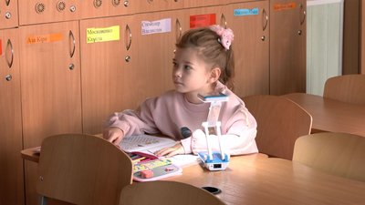 Учениця за партою