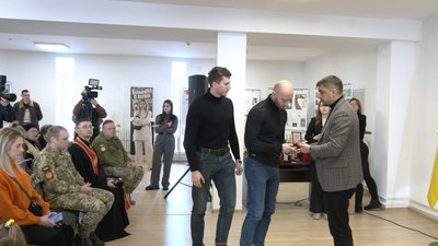 Родини загиблих військовослужбовців з Тернопільщини отримали нагороди Родини загиблих військовослужбовців з Тернопільщини отримали нагороди