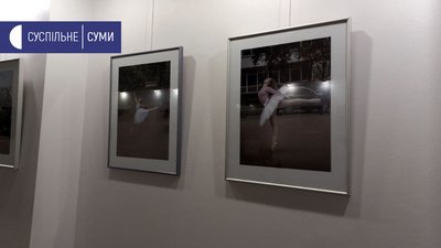 Вісім танцівниць на тлі міста - в сумській галереї відкрилась нова виставка Вісім танцівниць на тлі міста - в сумській галереї відкрилась нова виставка