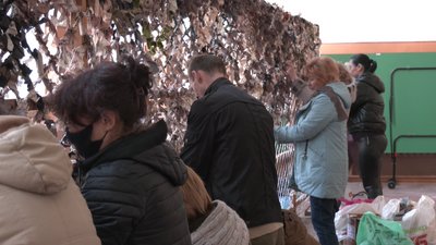 Плетуть сітки, збирають речі, воду та ліки. Як працює волонтерський штаб «Оберіг» у Дніпрі Плетуть сітки, збирають речі, воду та ліки. Як працює волонтерський штаб «Оберіг» у Дніпрі