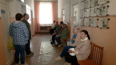Жителі села чекають на прийом Жителі села чекають на прийом