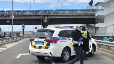 У Києві чоловік з газовим балоном погрожує підірвати міст метро