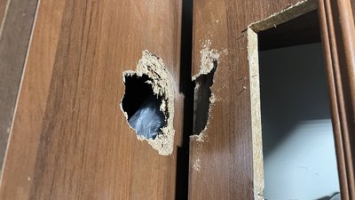 Родина захисника України самотужки відновлює обстріляну росіянами квартиру у Харкові Родина захисника України самотужки відновлює обстріляну росіянами квартиру у Харкові