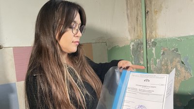"Тут страшно жити: падають дроти, каміння". У Миколаєві мешканці будинку скаржаться на його стан "Тут страшно жити: падають дроти, каміння". У Миколаєві мешканці будинку скаржаться на його стан