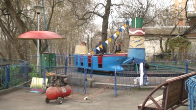 У Житомирі в парку культури і відпочинку розпочали косметичний ремонт дитячих атракціонів