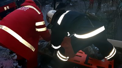 У Малій Висці чоловік випав з вікна четвертого поверху. Він живий У Малій Висці чоловік випав з вікна четвертого поверху. Він живий