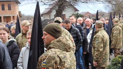 У Бовшеві на Франківщині попрощалися з полеглим Героєм України Дмитром Коцюбайлом на позивний Да Вінчі У Бовшеві на Франківщині попрощалися з полеглим Героєм України Дмитром Коцюбайлом на позивний Да Вінчі