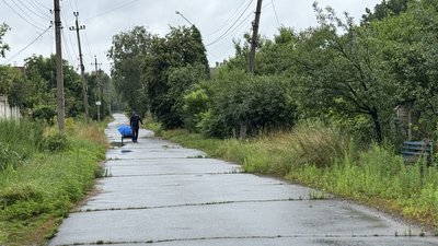 Чоловік йде вулецею у Святогірську на Донеччині 26 липня 2026 року