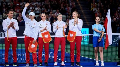 Збірна Польщі з тенісу після перемоги в групі у плейоф раунді на Кубку Біллі Джин Кінг