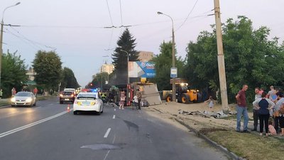 У Луцьку перевернулася вантажівка з зерном. Є постраждалі У Луцьку перевернулася вантажівка з зерном. Є постраждалі