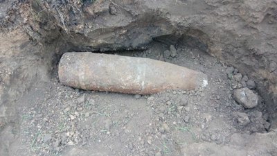 Поблизу одного із районних центрів на Херсонщині на автодорозі знайшли старий арилерійський снаряд