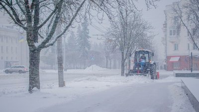 Зі снігом у Чернігові комунальники впораються вже до вечора Зі снігом у Чернігові комунальники впораються вже до вечора