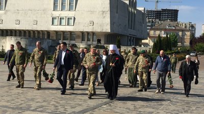 Під звуки сирен тривоги: у Черкасах відзначили День пам'яті та примирення вшануванням захисників України