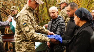 Солдат та молодший сержант: на Чернігівщині попрощалися з двома загиблими бійцями Солдат та молодший сержант: на Чернігівщині попрощалися з двома загиблими бійцями